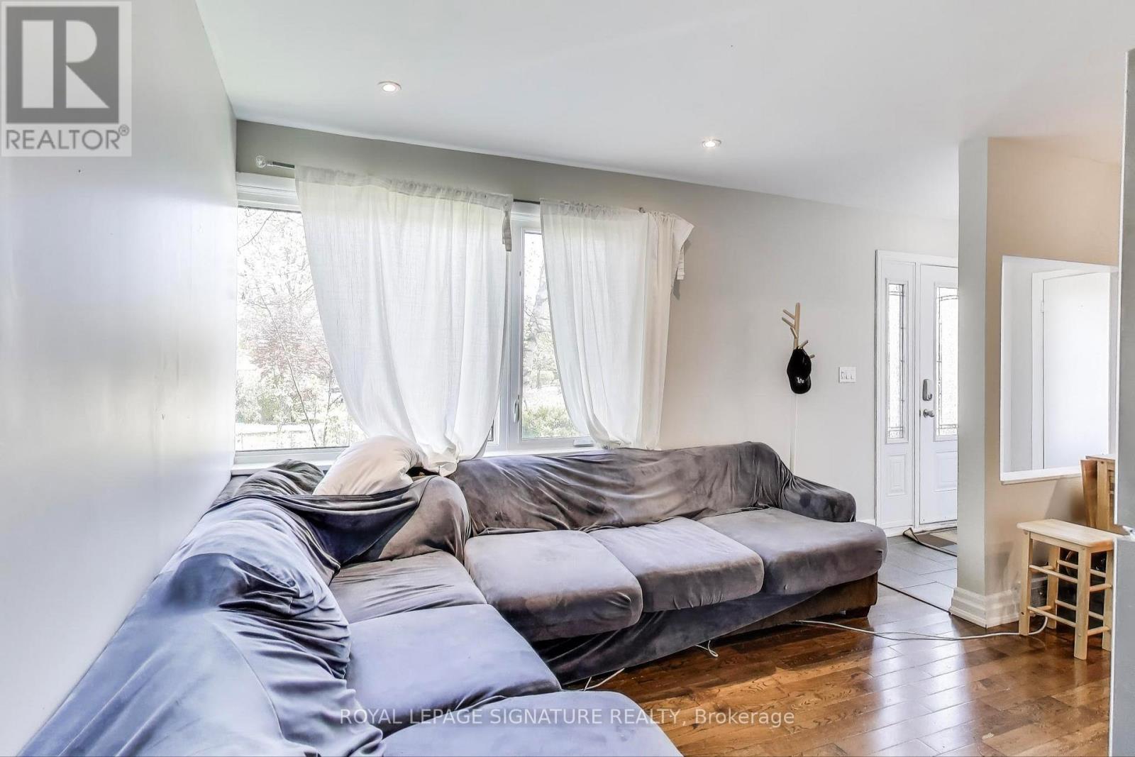 68 Harold Street, Hamilton (Ainslie Wood), Ontario  L8S 2R9 - Photo 4 - X12162373