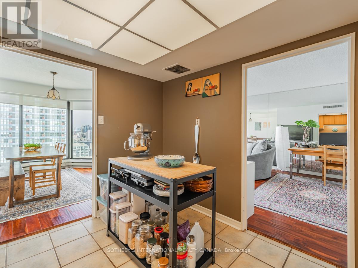 2204 - 65 Harbour Square, Toronto, Ontario  M5J 2L4 - Photo 14 - C12162497