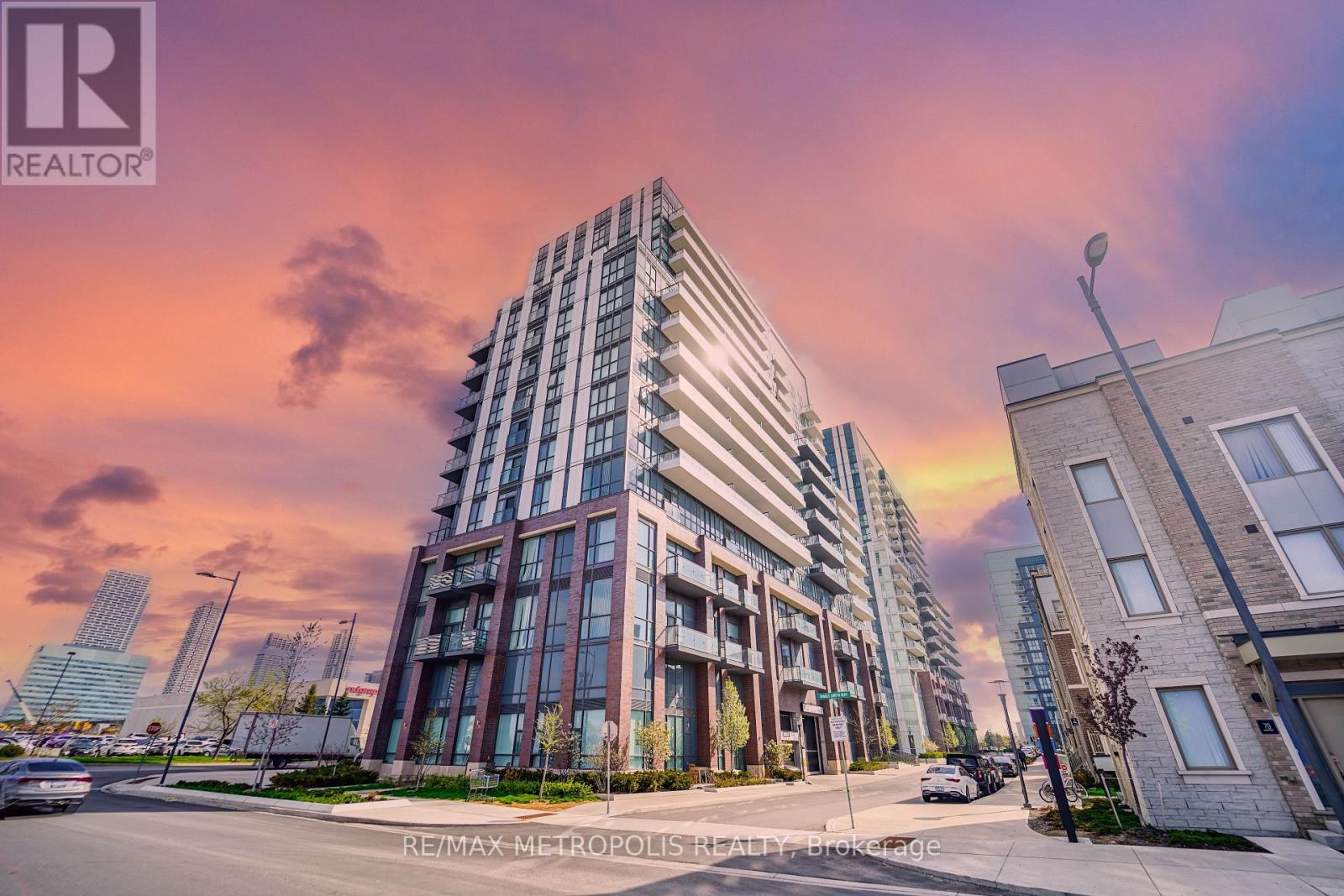 921 - 10 Honeycrisp Crescent, Vaughan, Ontario  L4K 0M7 - Photo 1 - N12134827