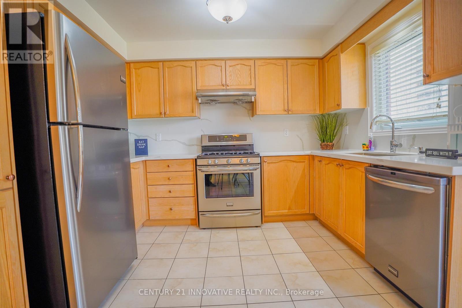 121 Revelstoke Crescent, Richmond Hill, Ontario  L4B 4T5 - Photo 11 - N12162652