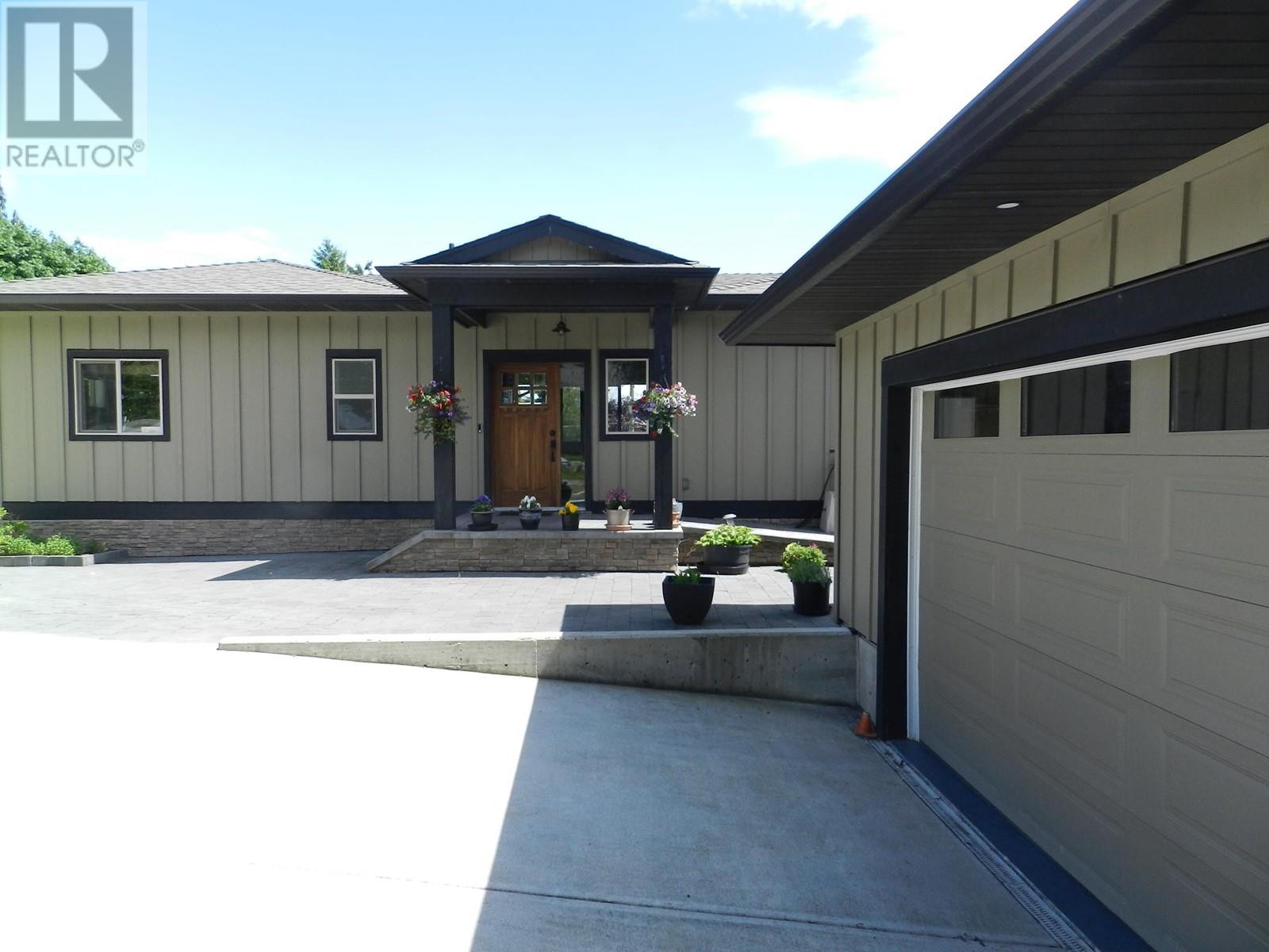 659-661 Gibsons Way, Gibsons, British Columbia  V0N 1V9 - Photo 2 - R3005241