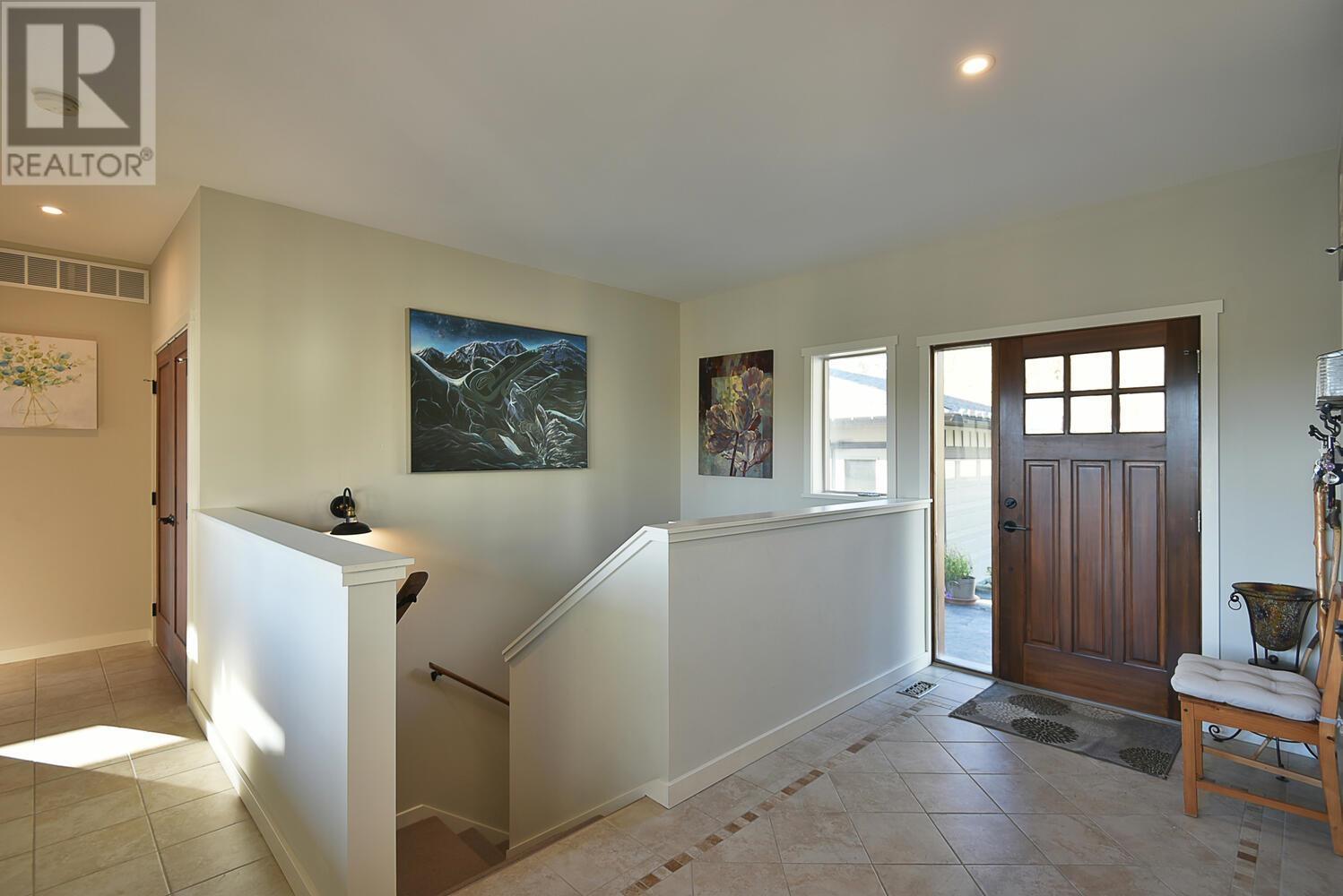 659-661 Gibsons Way, Gibsons, British Columbia  V0N 1V9 - Photo 3 - R3005241