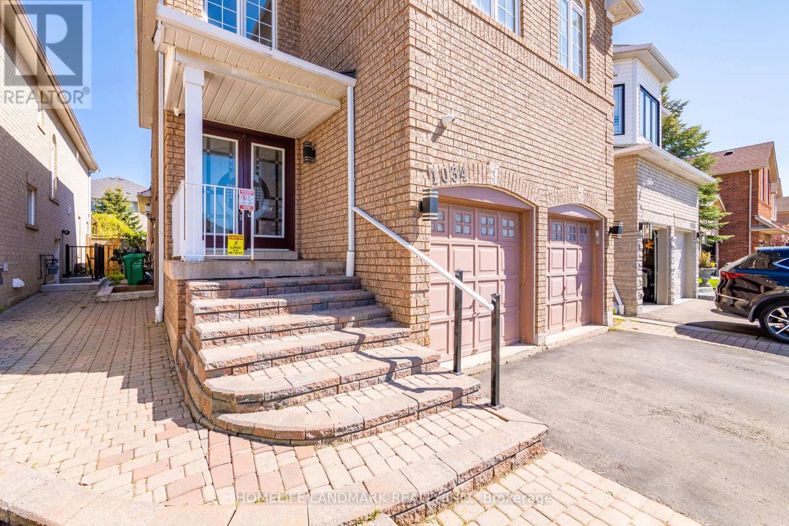 1034 Blueheron Boulevard, Mississauga (East Credit), Ontario  L5V 2E1 - Photo 2 - W12160931