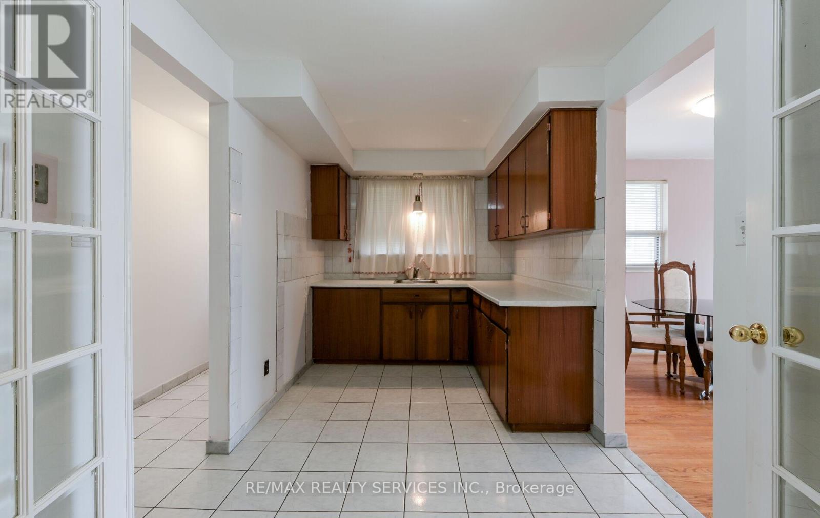 140 Clarence Street, Brampton, Ontario  L6W 1S9 - Photo 10 - W12162479