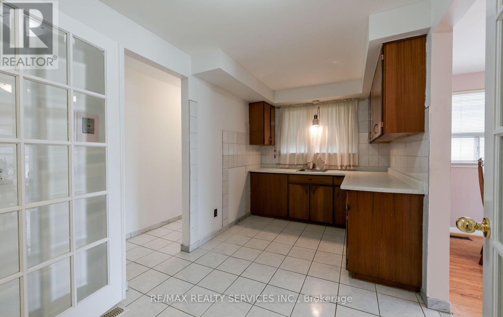 140 Clarence Street, Brampton, Ontario  L6W 1S9 - Photo 11 - W12162479