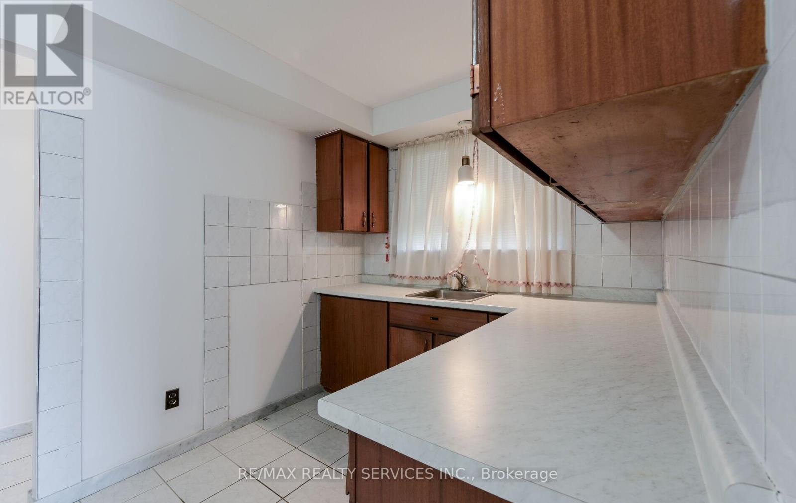 140 Clarence Street, Brampton, Ontario  L6W 1S9 - Photo 12 - W12162479