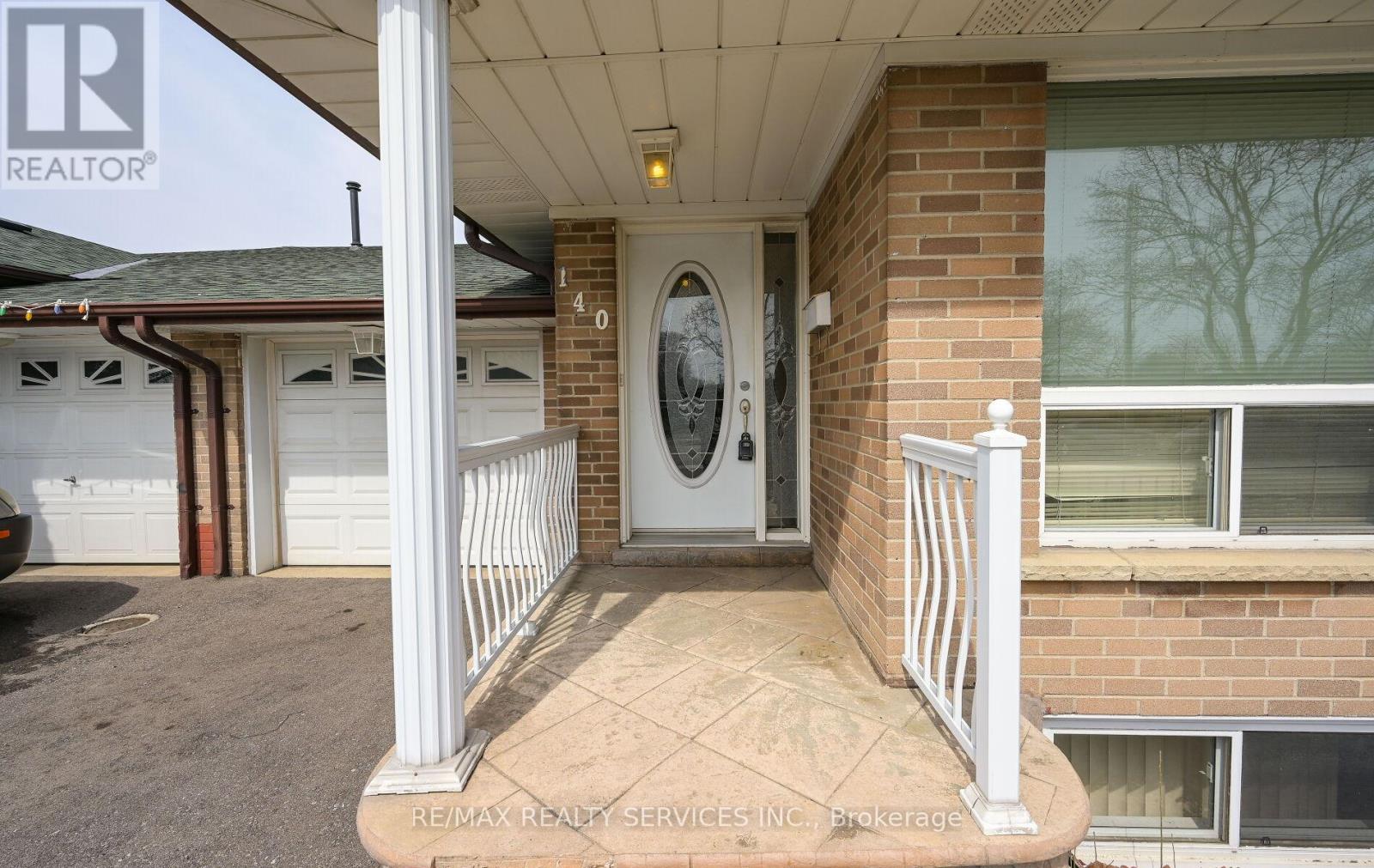 140 Clarence Street, Brampton, Ontario  L6W 1S9 - Photo 3 - W12162479