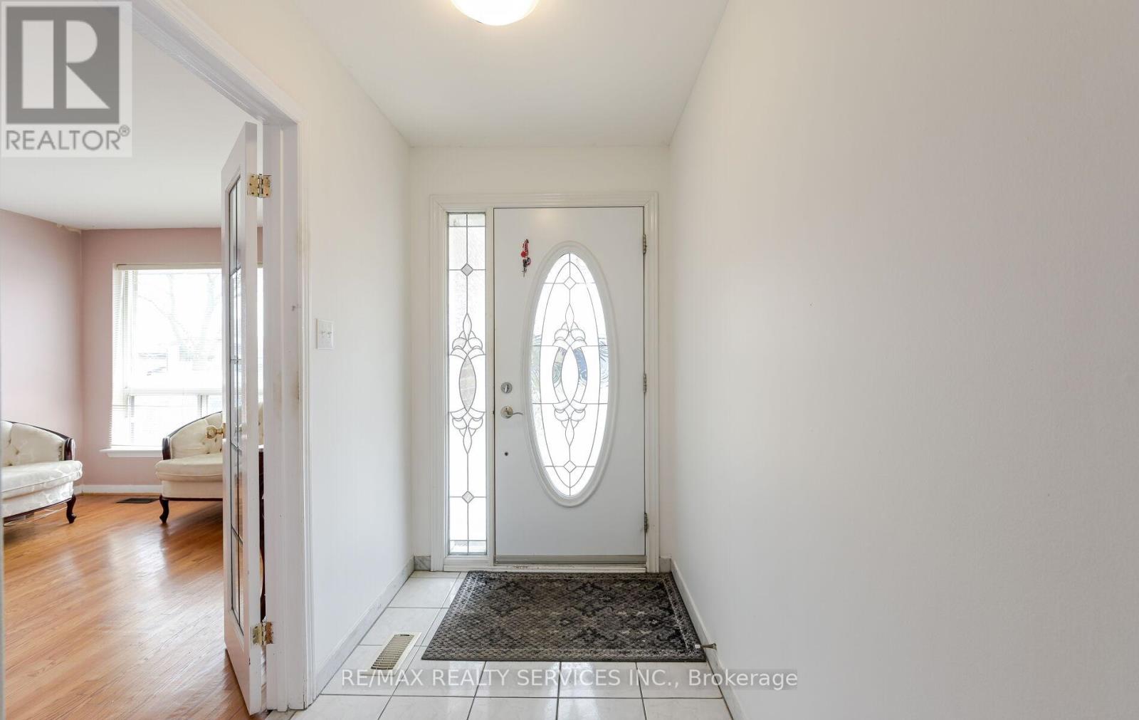 140 Clarence Street, Brampton, Ontario  L6W 1S9 - Photo 4 - W12162479