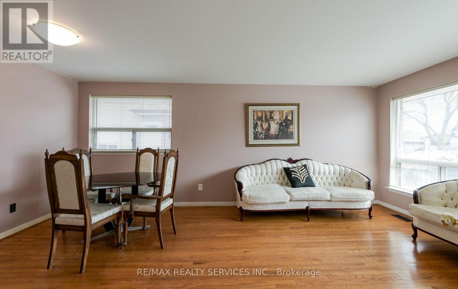 140 Clarence Street, Brampton, Ontario  L6W 1S9 - Photo 5 - W12162479