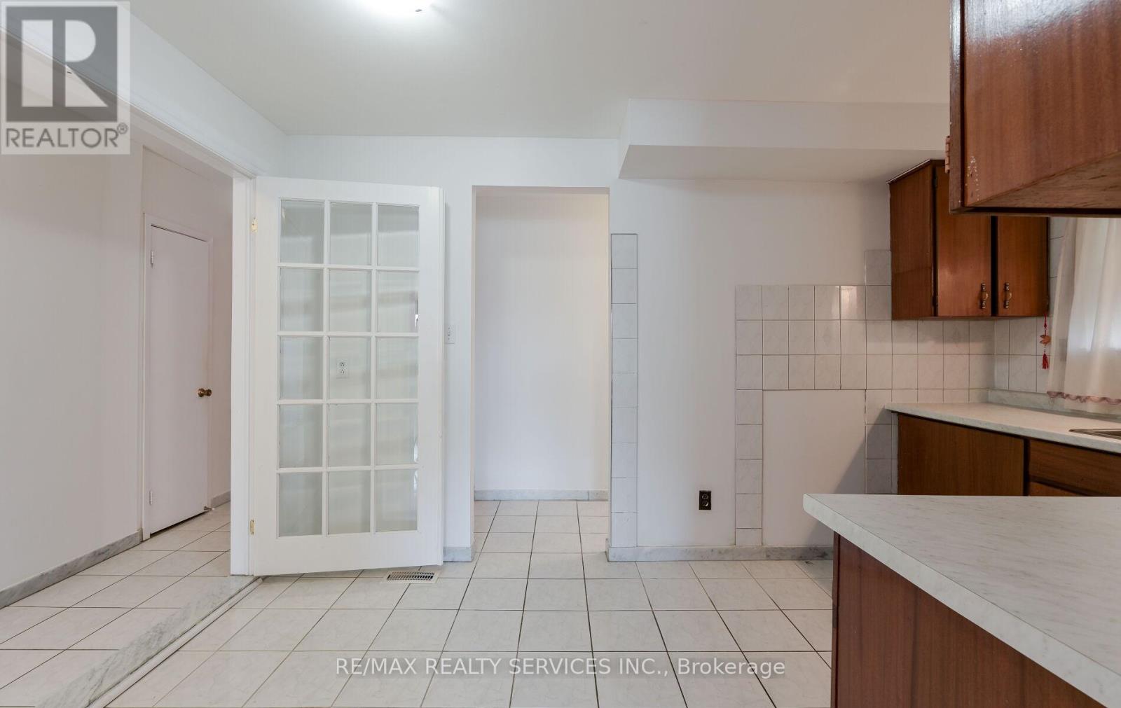 140 Clarence Street, Brampton, Ontario  L6W 1S9 - Photo 9 - W12162479