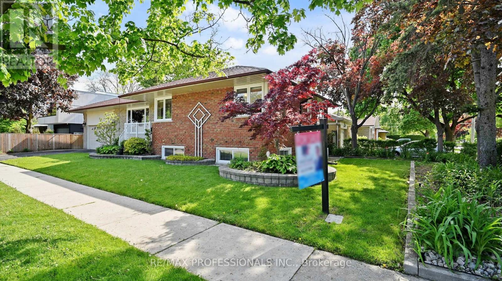 2 Woodpark Road, Toronto, Ontario  M9P 1M1 - Photo 2 - W12162553