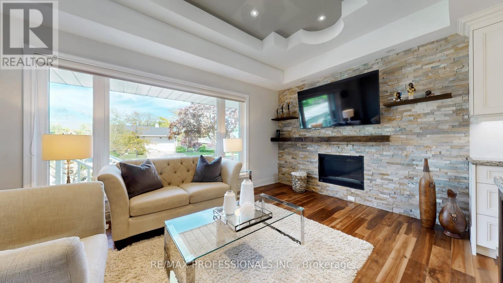 2 Woodpark Road, Toronto, Ontario  M9P 1M1 - Photo 4 - W12162553