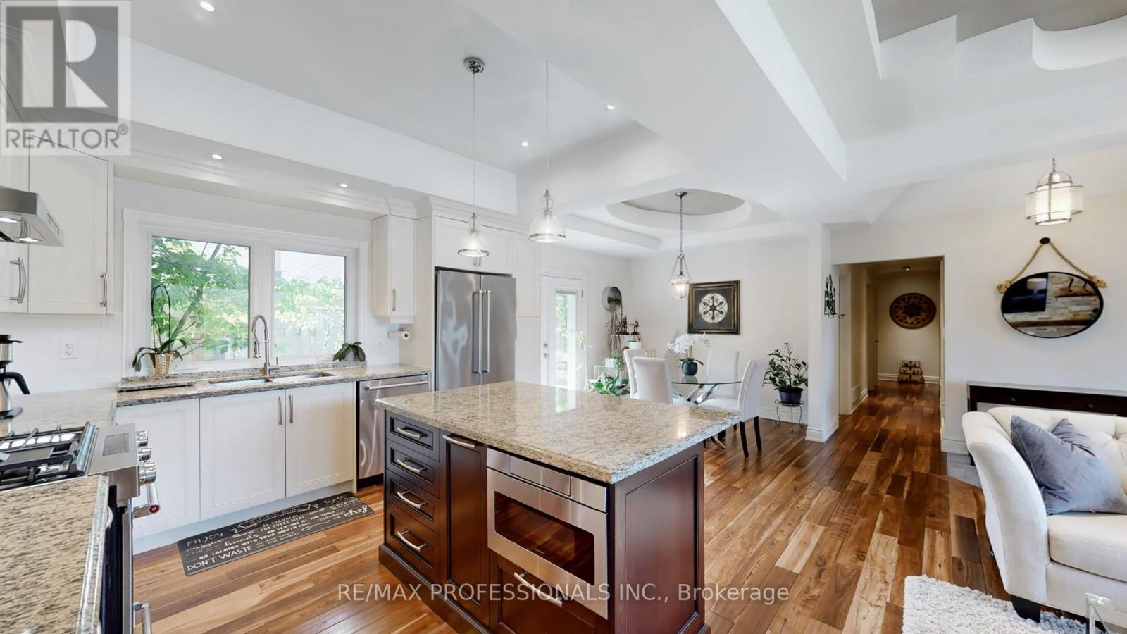 2 Woodpark Road, Toronto, Ontario  M9P 1M1 - Photo 8 - W12162553