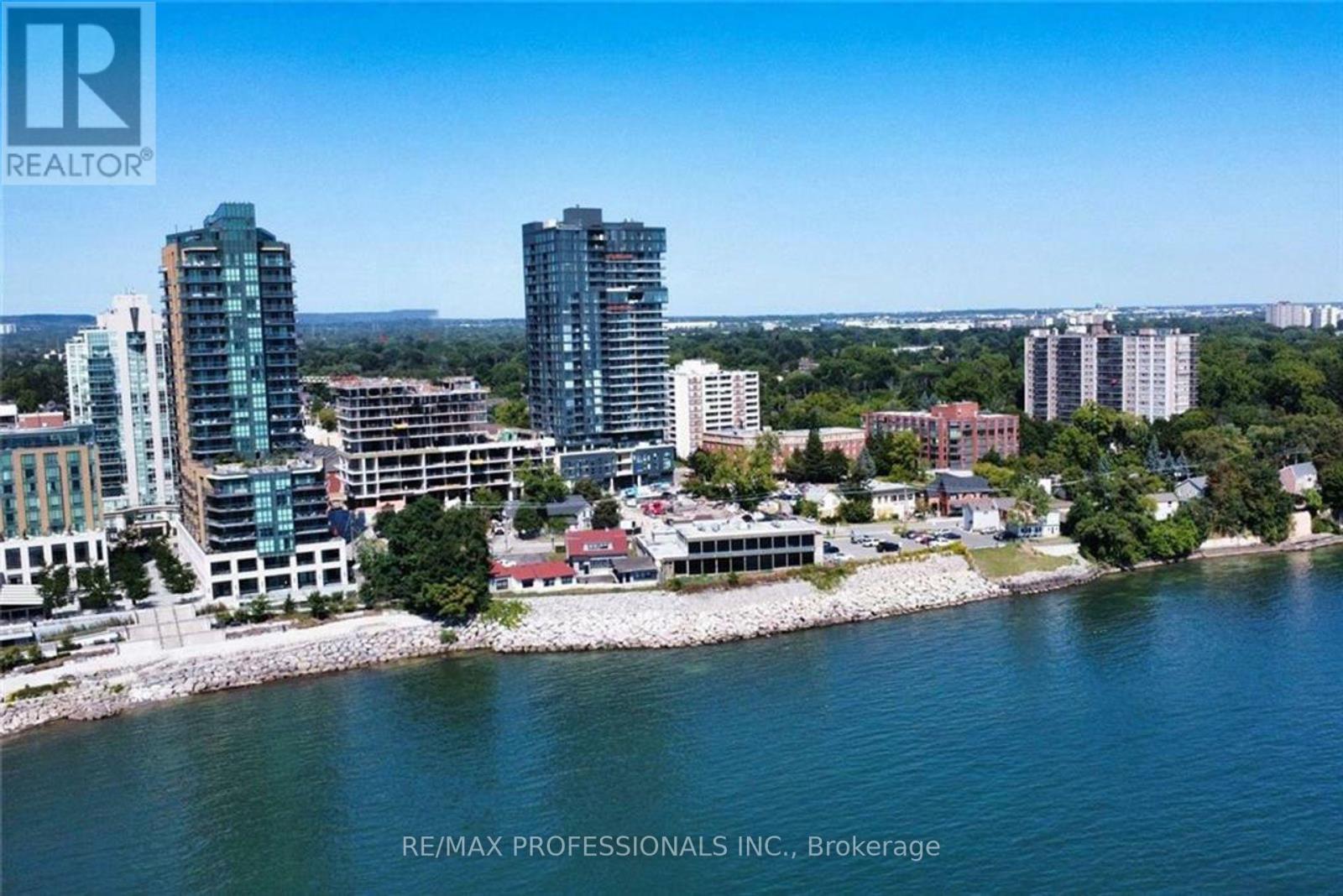 1404 - 370 Martha Street, Burlington, Ontario  L7R 0G9 - Photo 3 - W12162593