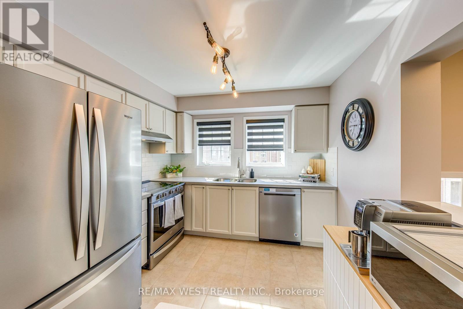 122 - 50 Strathaven Drive, Mississauga, Ontario  L5R 4E7 - Photo 4 - W12162623