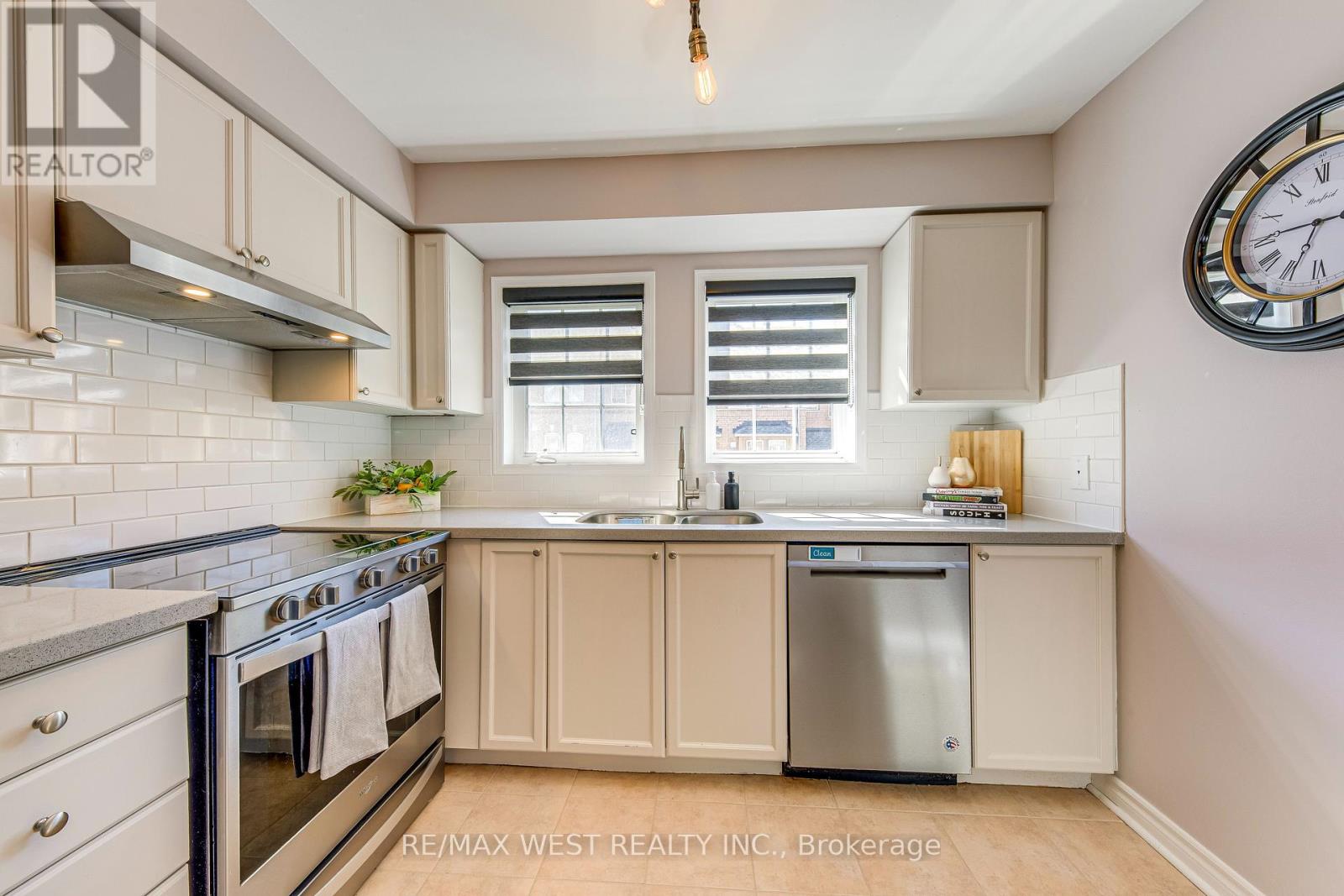 122 - 50 Strathaven Drive, Mississauga, Ontario  L5R 4E7 - Photo 5 - W12162623