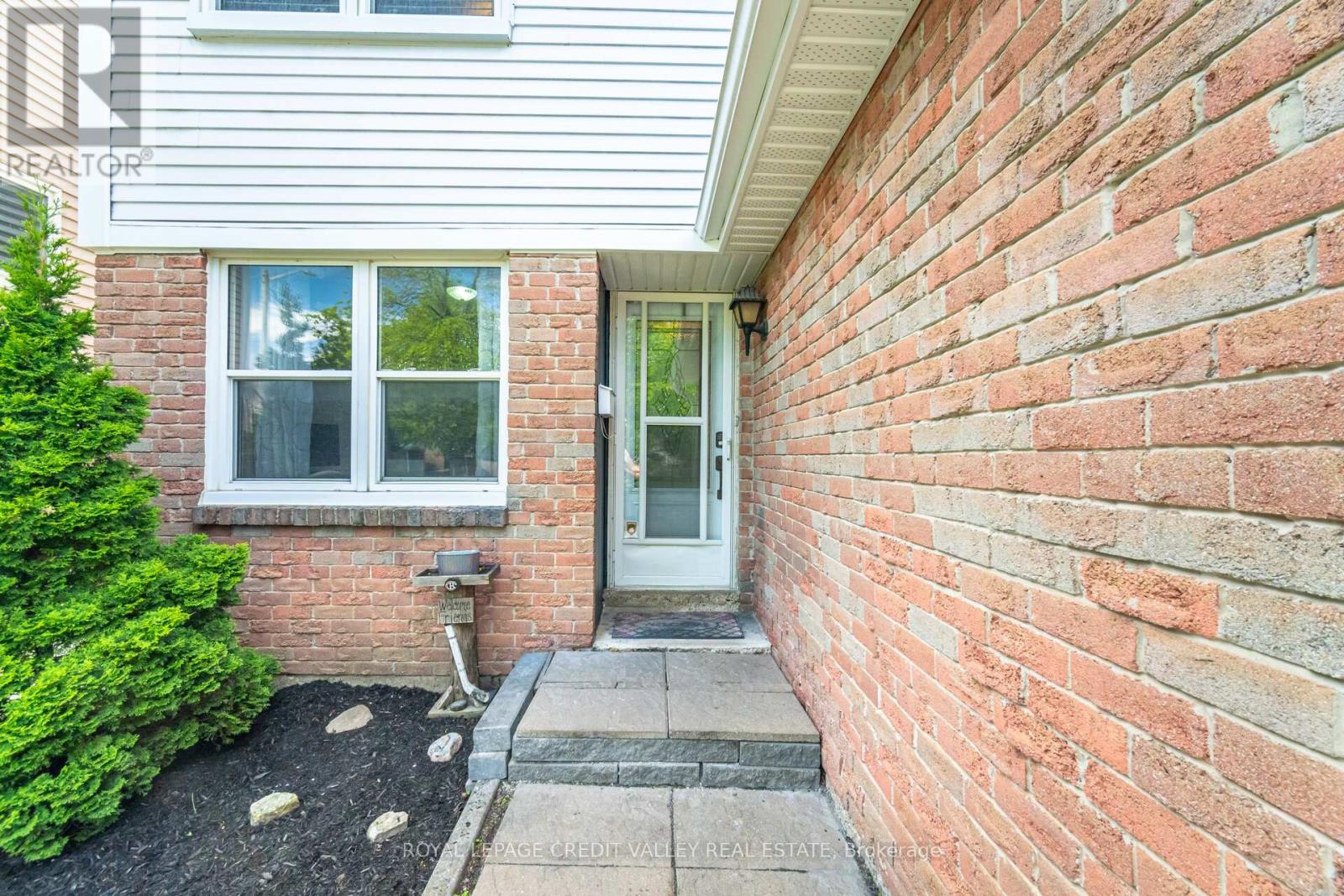76 Majestic Crescent, Brampton, Ontario  L6S 3N2 - Photo 4 - W12162646