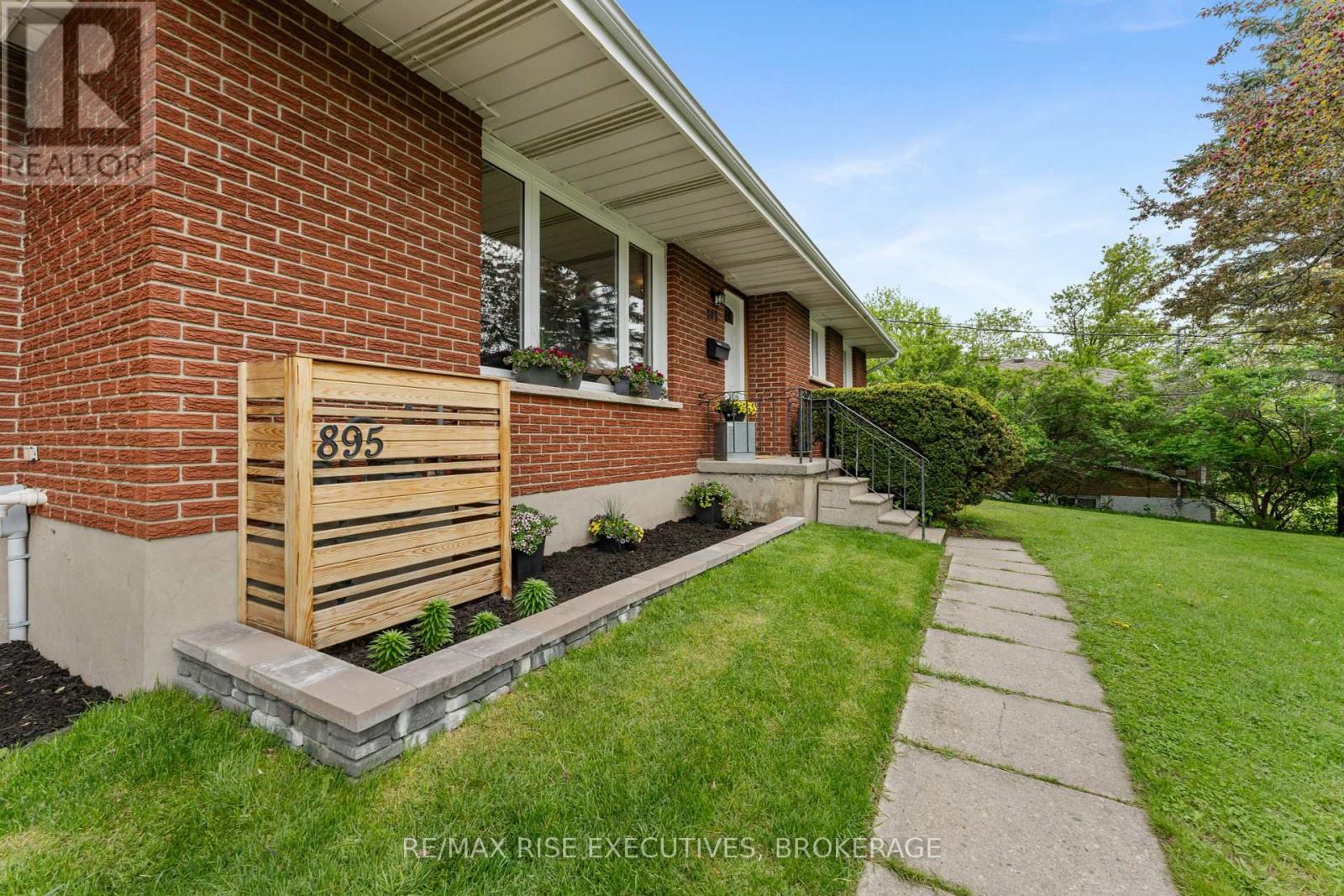 895 Purdy's Court, Kingston, Ontario  K7M 3N1 - Photo 3 - X12162907