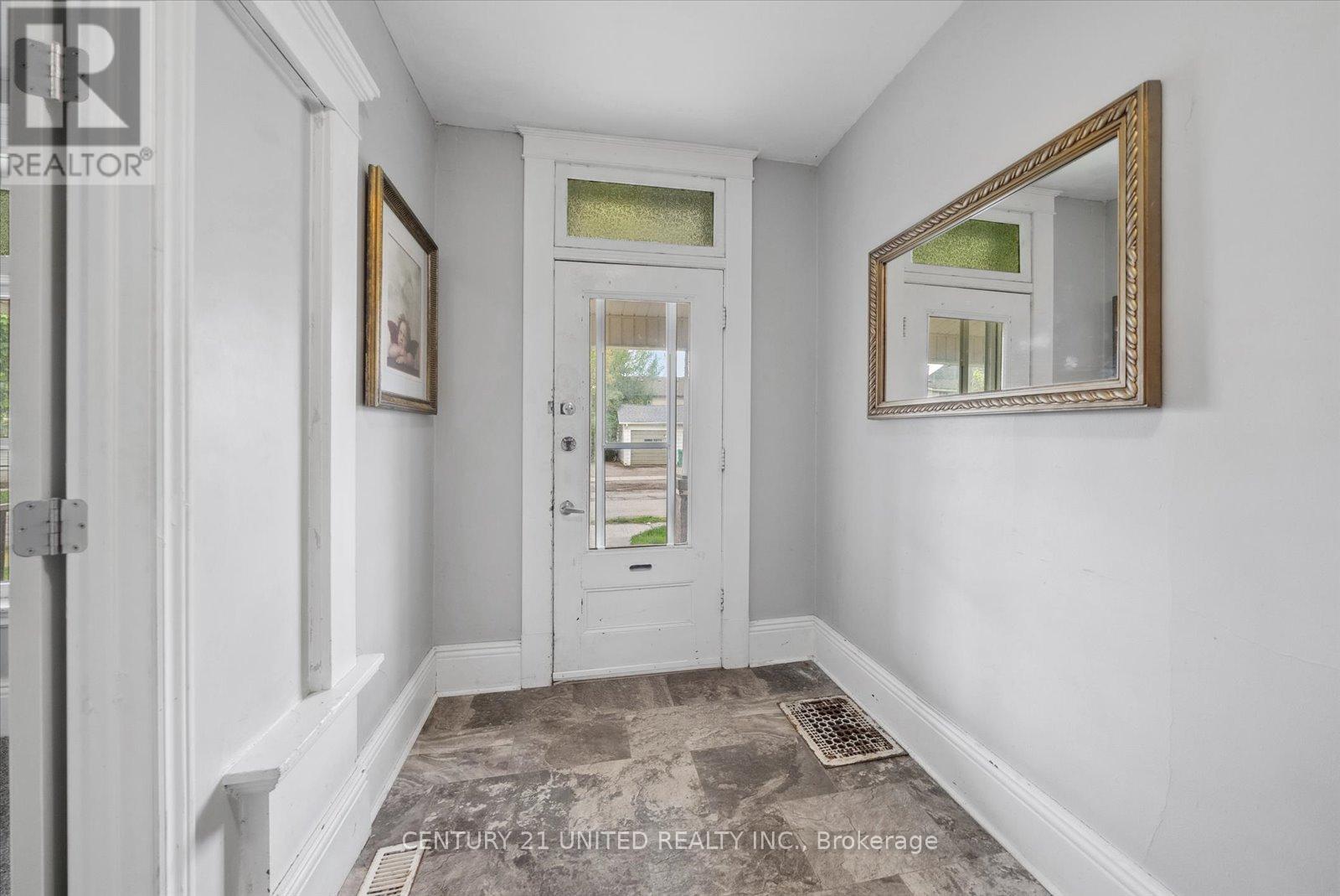 252 London Street, Peterborough Central, Ontario  K9H 2Z2 - Photo 4 - X12162896