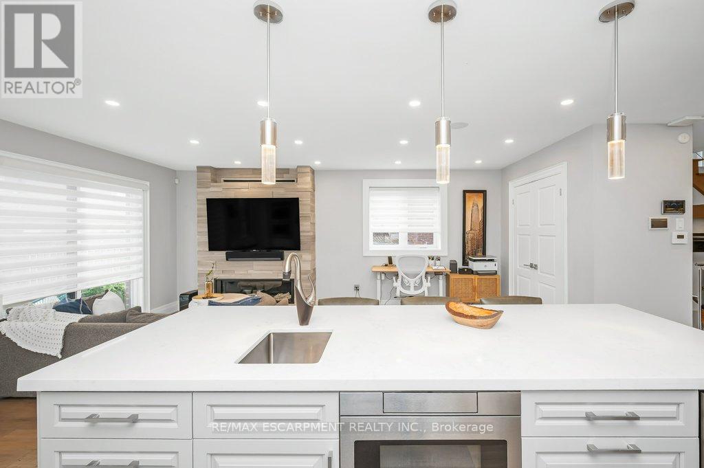 820 Cosburn Avenue, Toronto, Ontario  M4C 2W1 - Photo 11 - E12162686