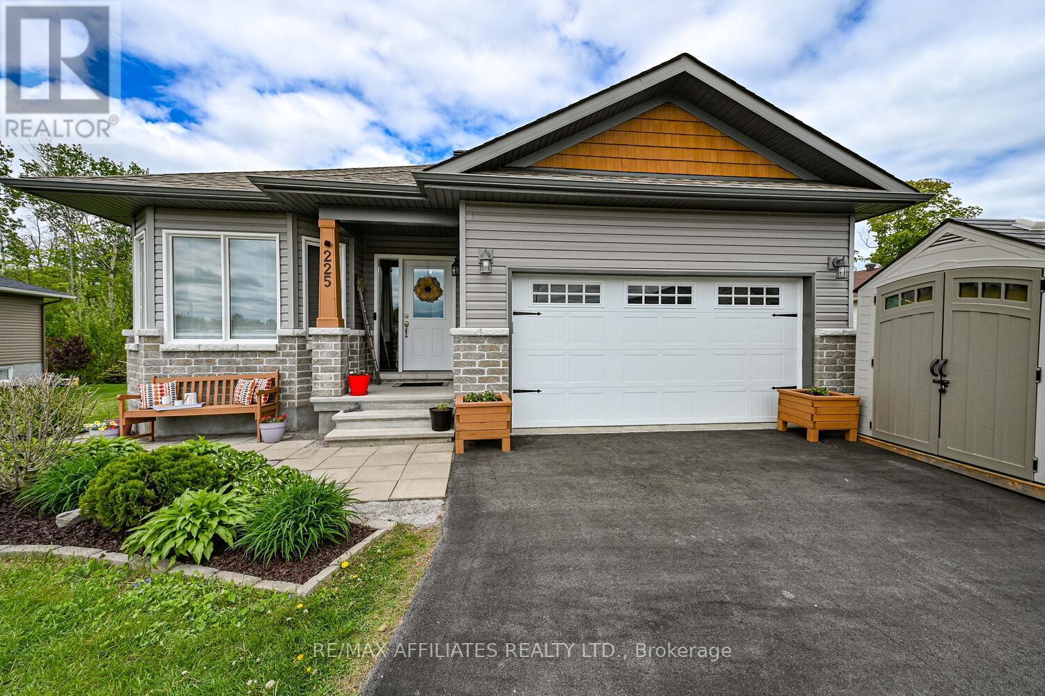 225 Wood Avenue, Smiths Falls, Ontario  K7A 0B4 - Photo 2 - X12161441