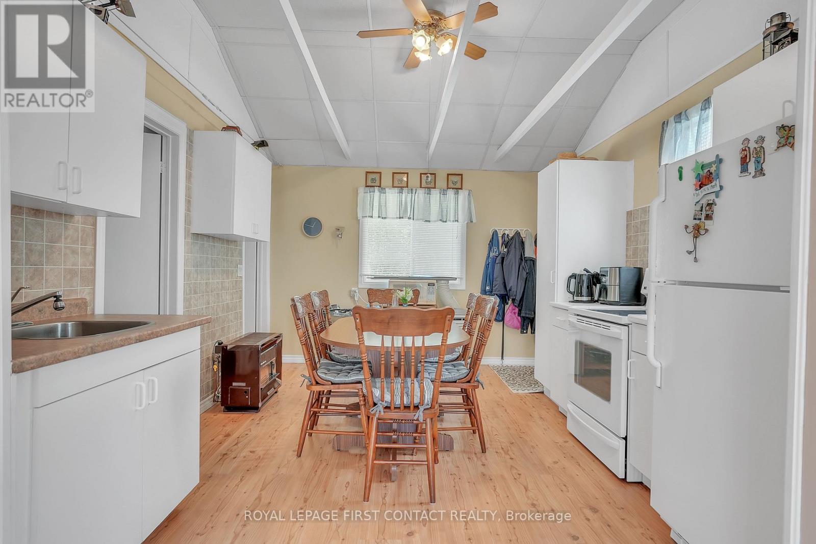 8 Buttercup Lane, Springwater, Ontario  L0L 1P0 - Photo 18 - S12162778