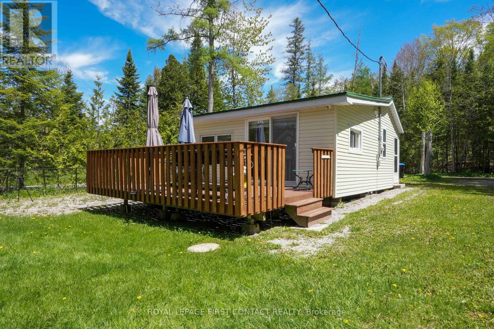 8 Buttercup Lane, Springwater, Ontario  L0L 1P0 - Photo 4 - S12162778