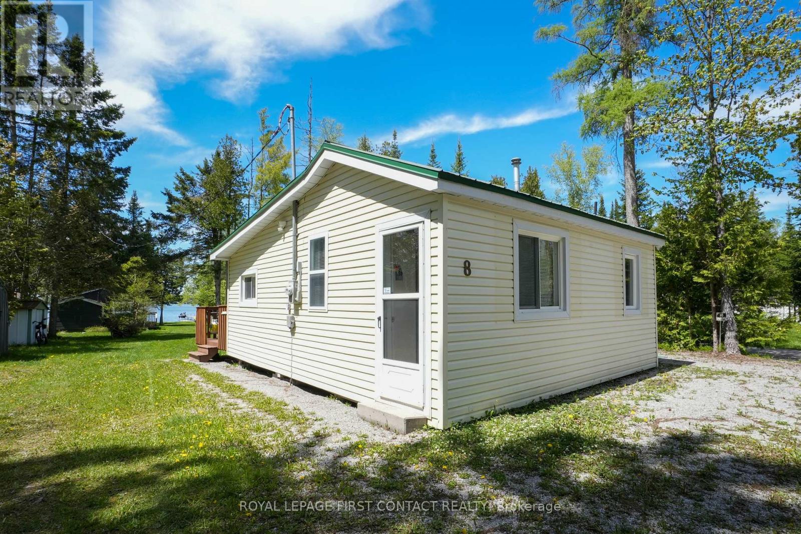 8 Buttercup Lane, Springwater, Ontario  L0L 1P0 - Photo 6 - S12162778