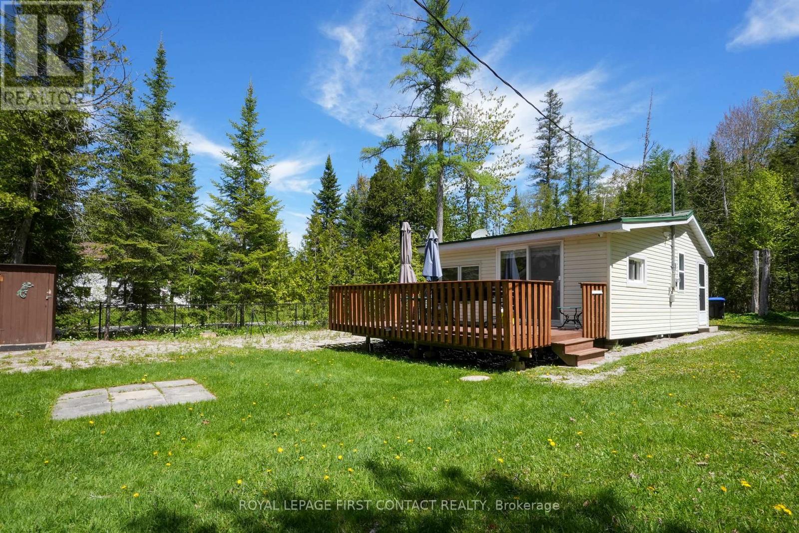 8 Buttercup Lane, Springwater, Ontario  L0L 1P0 - Photo 7 - S12162778