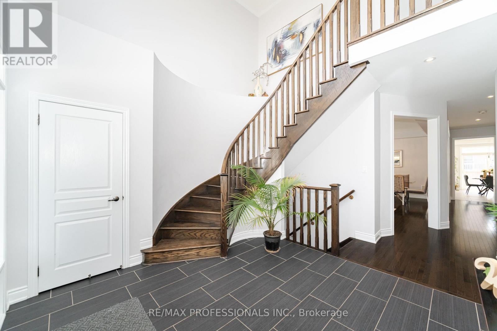 35 Lampman Crescent, Brampton, Ontario  L6X 3A3 - Photo 5 - W12162712