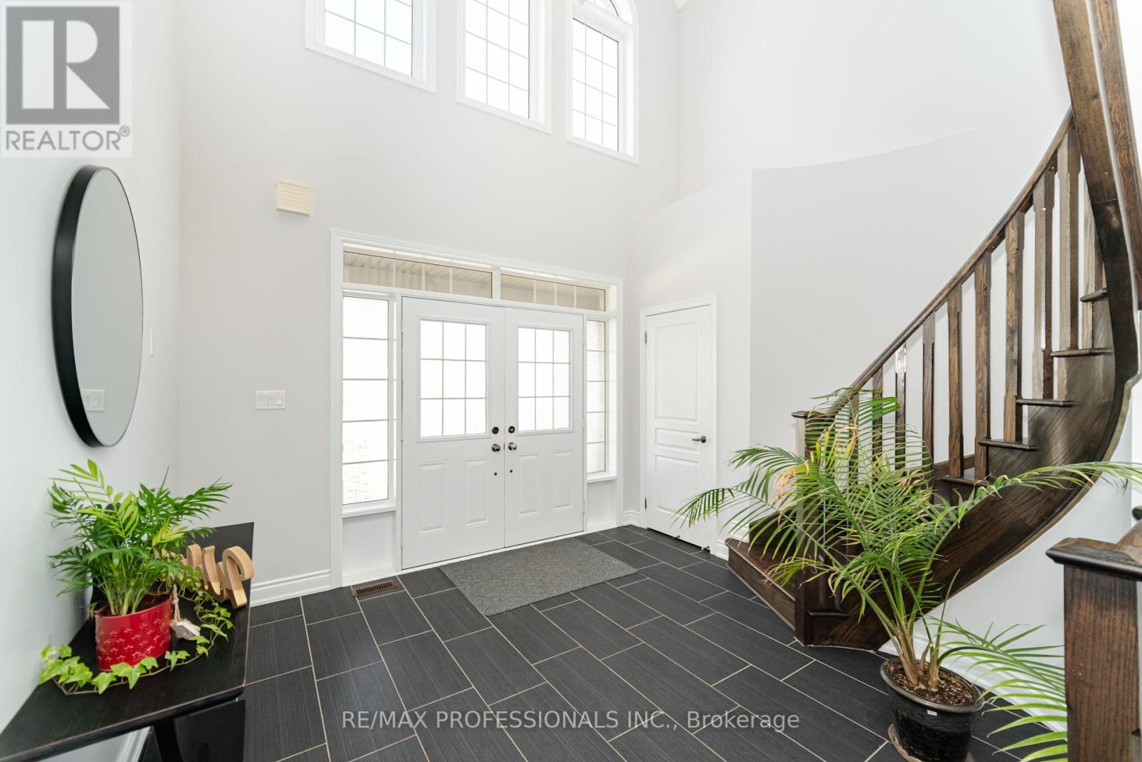 35 Lampman Crescent, Brampton, Ontario  L6X 3A3 - Photo 6 - W12162712