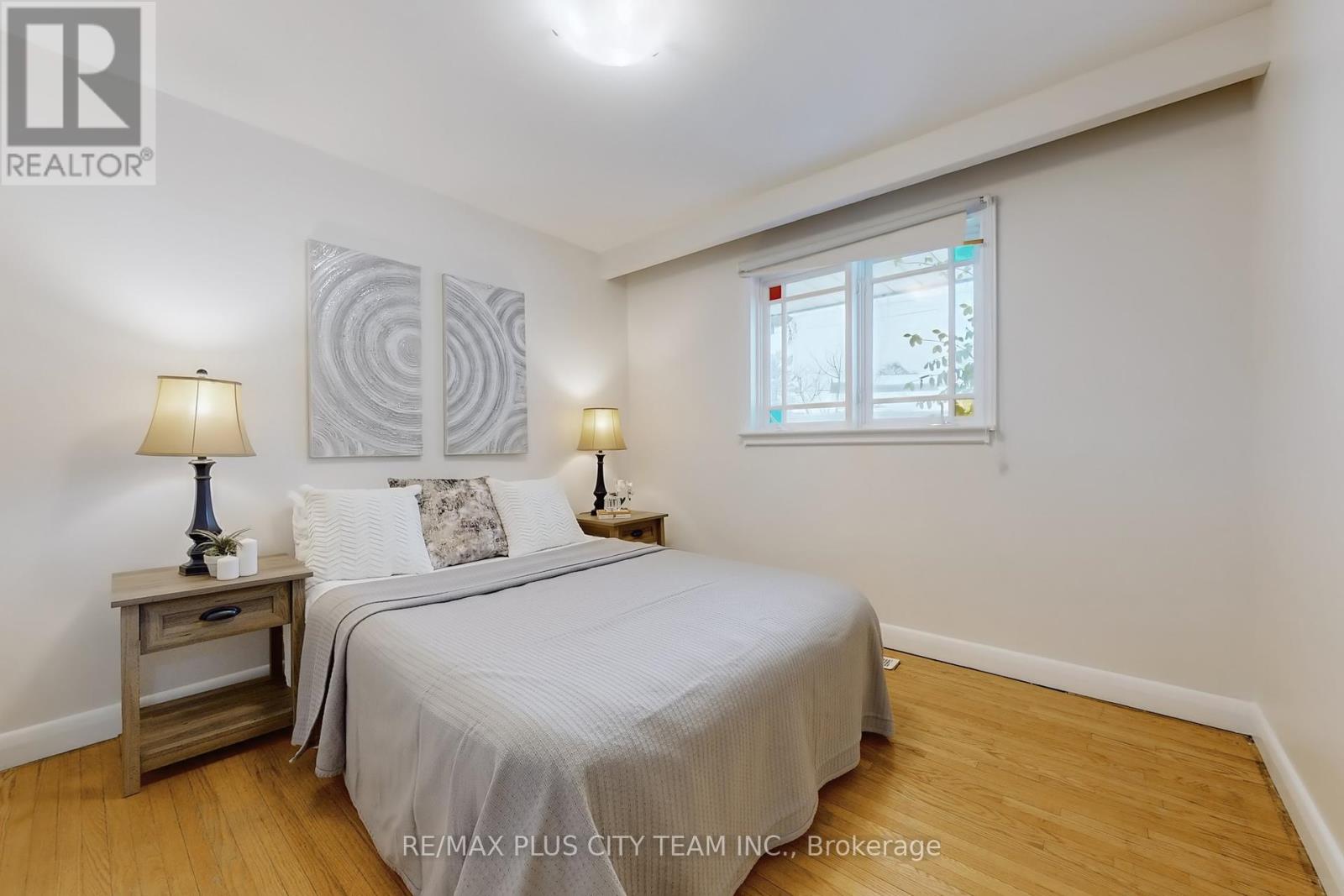 17 Hedges Boulevard, Toronto, Ontario  M9B 3C3 - Photo 10 - W12162748