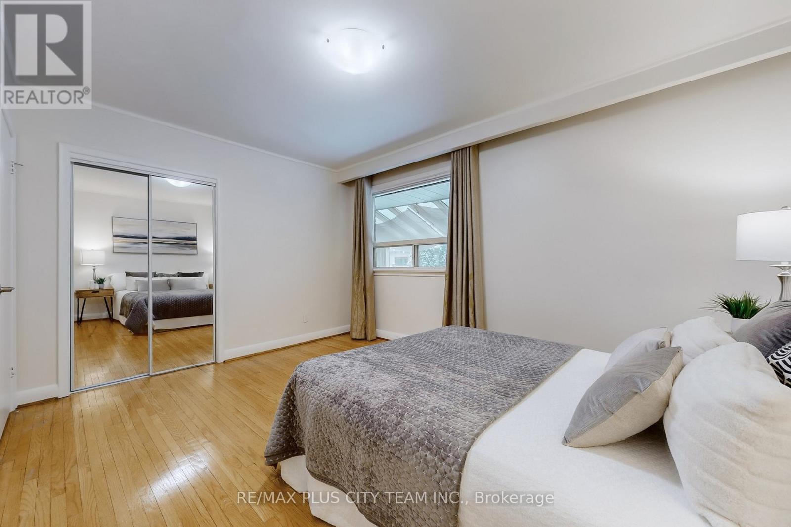17 Hedges Boulevard, Toronto, Ontario  M9B 3C3 - Photo 12 - W12162748