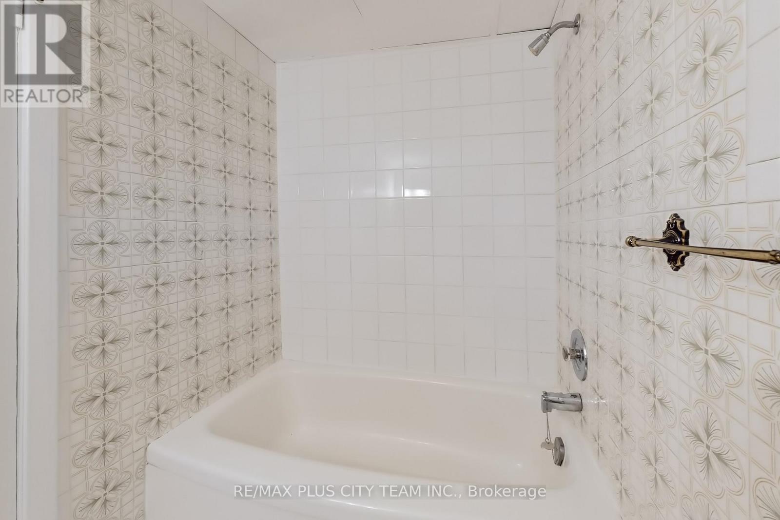 17 Hedges Boulevard, Toronto, Ontario  M9B 3C3 - Photo 29 - W12162748