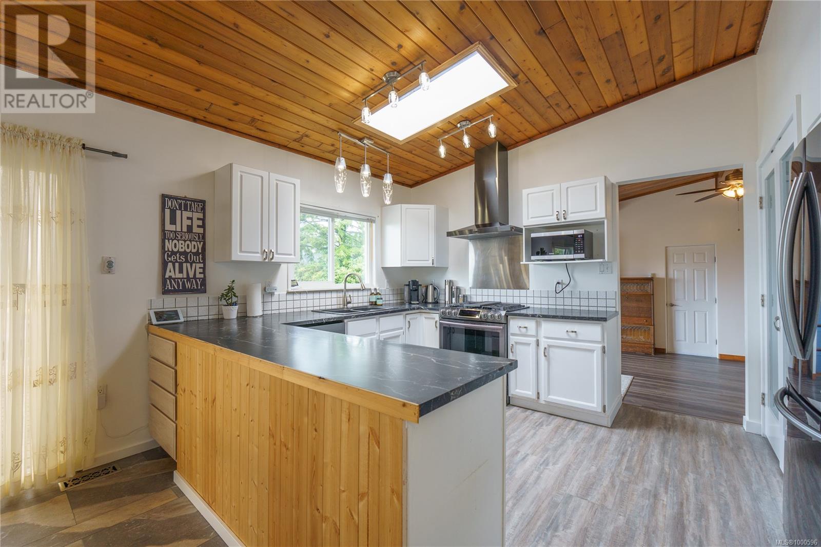204 Birch St, Ucluelet, British Columbia  V0R 3A0 - Photo 3 - 1000596
