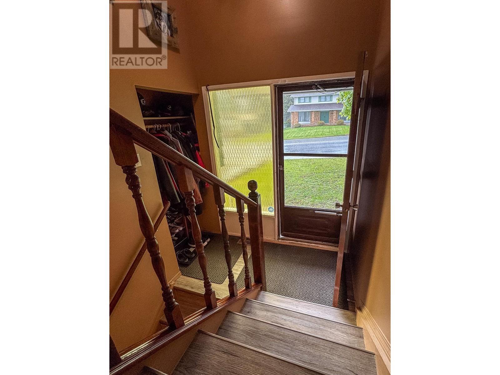 2609 2nd Street S, Cranbrook, British Columbia  V1C 1E3 - Photo 3 - 10348763