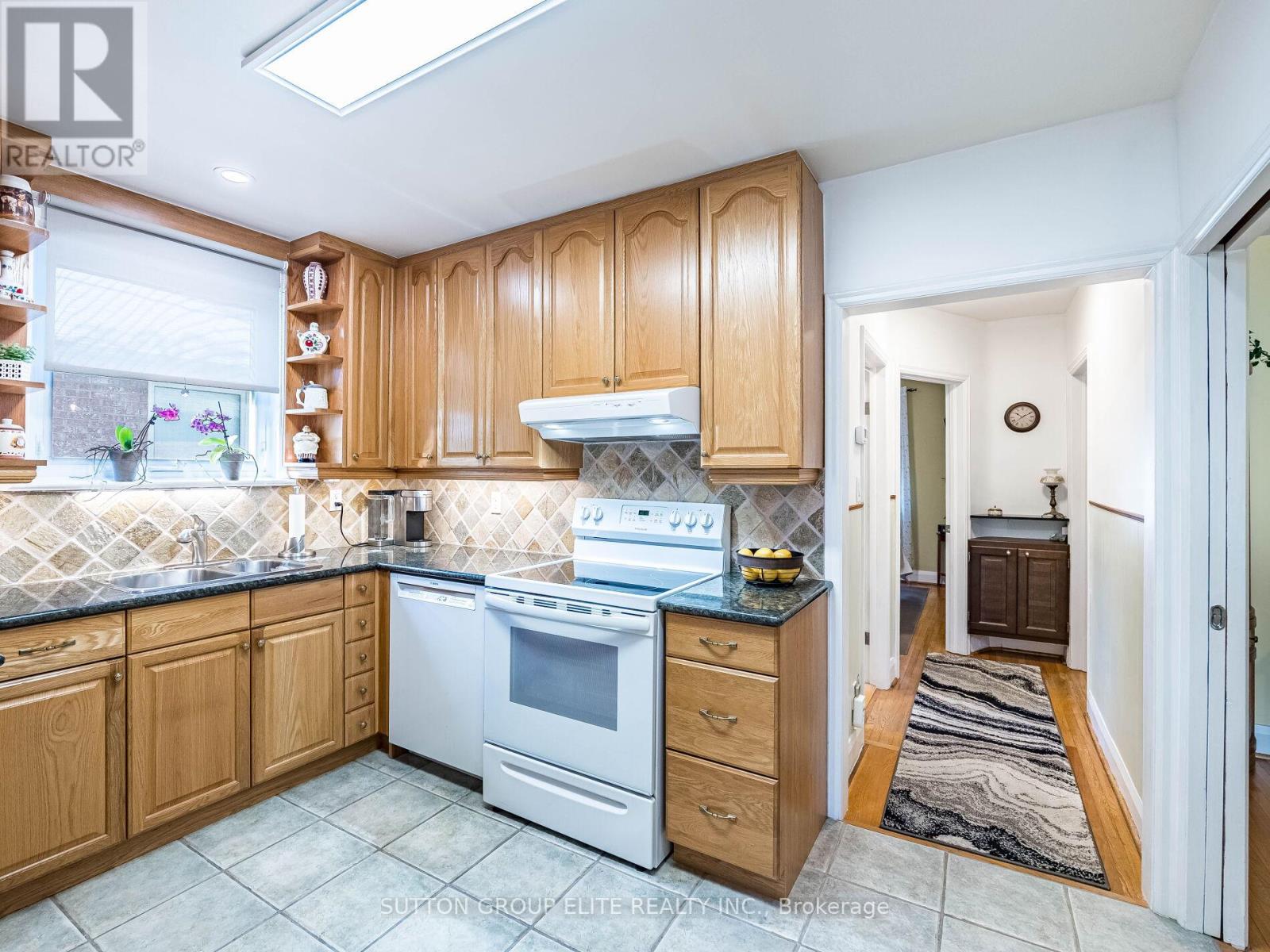 46 Loma Road, Toronto, Ontario  M8Z 3Z7 - Photo 10 - W12162829