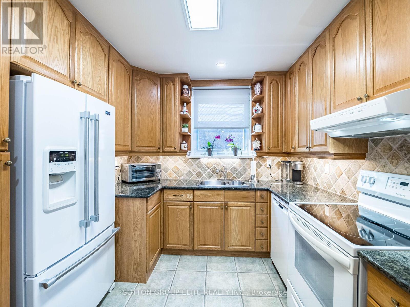 46 Loma Road, Toronto, Ontario  M8Z 3Z7 - Photo 11 - W12162829