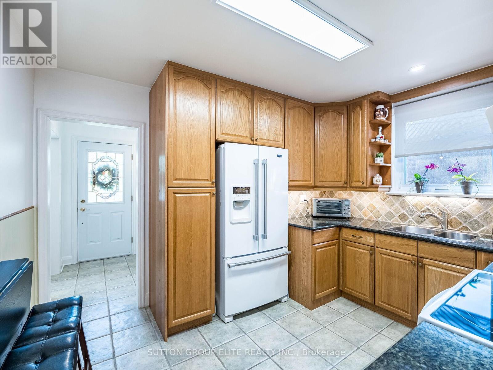46 Loma Road, Toronto, Ontario  M8Z 3Z7 - Photo 12 - W12162829
