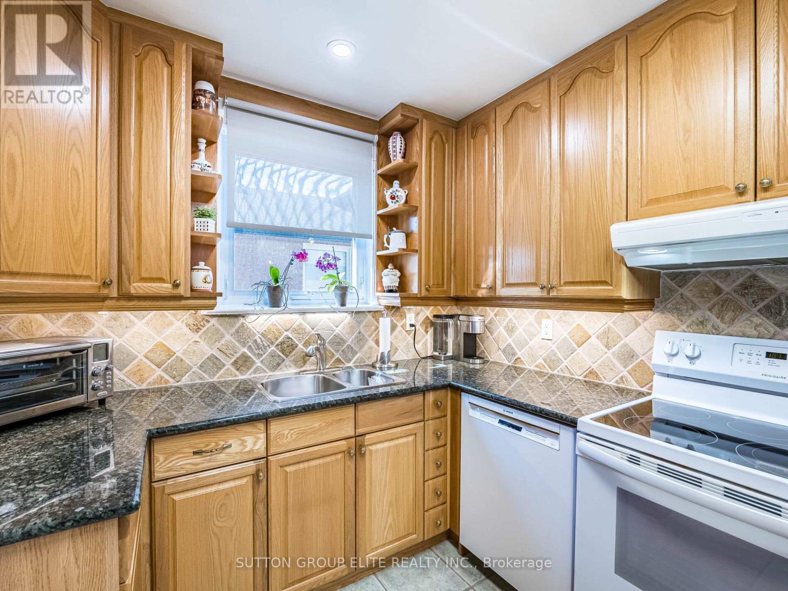 46 Loma Road, Toronto, Ontario  M8Z 3Z7 - Photo 13 - W12162829