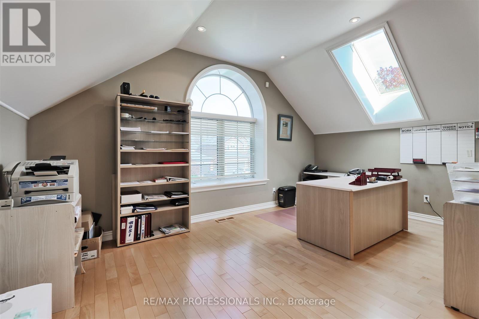 18 Northglen Avenue, Toronto, Ontario  M9B 4R6 - Photo 33 - W12162869