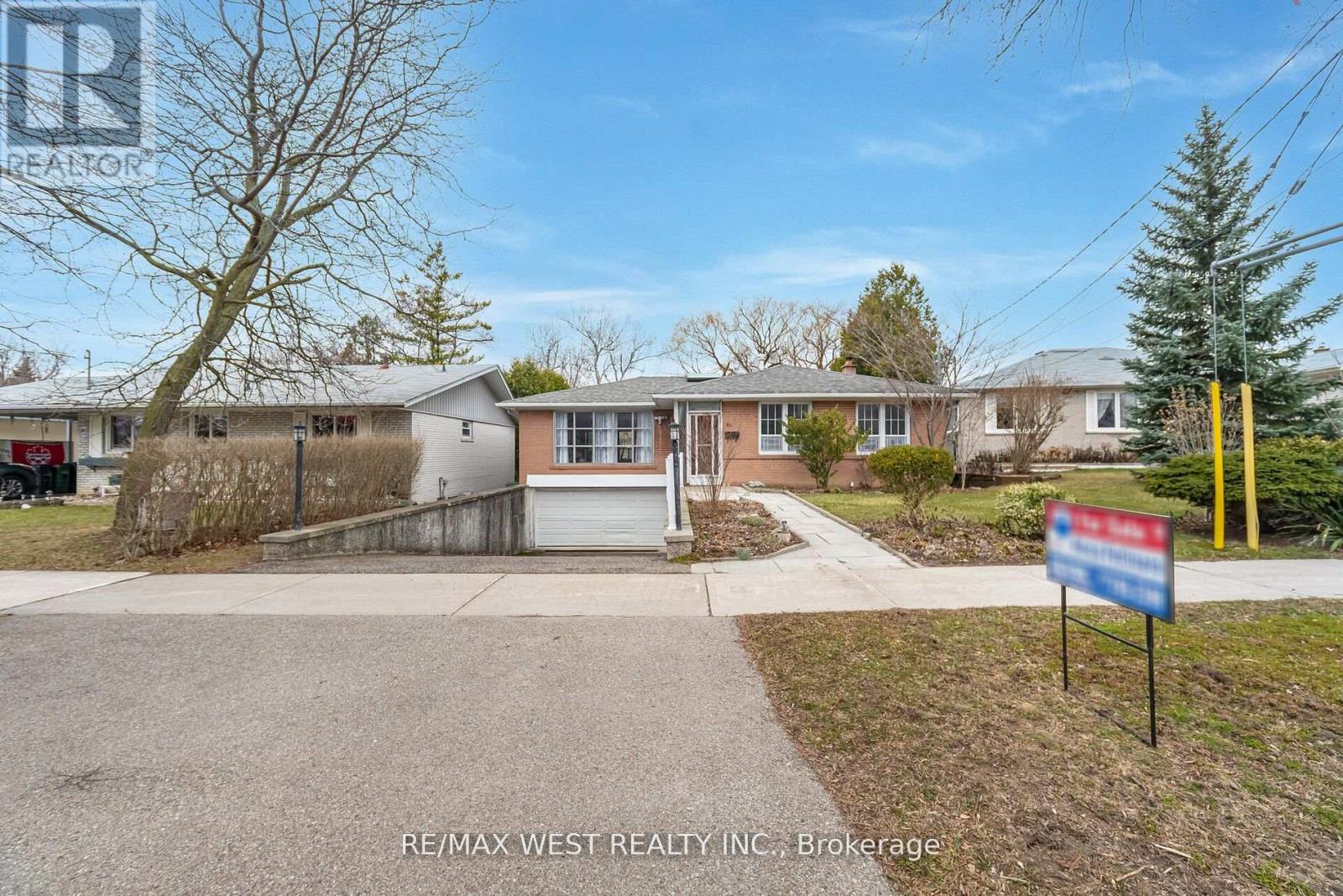 94 Windhill Crescent, Toronto, Ontario  M9M 1Y4 - Photo 1 - W12162938