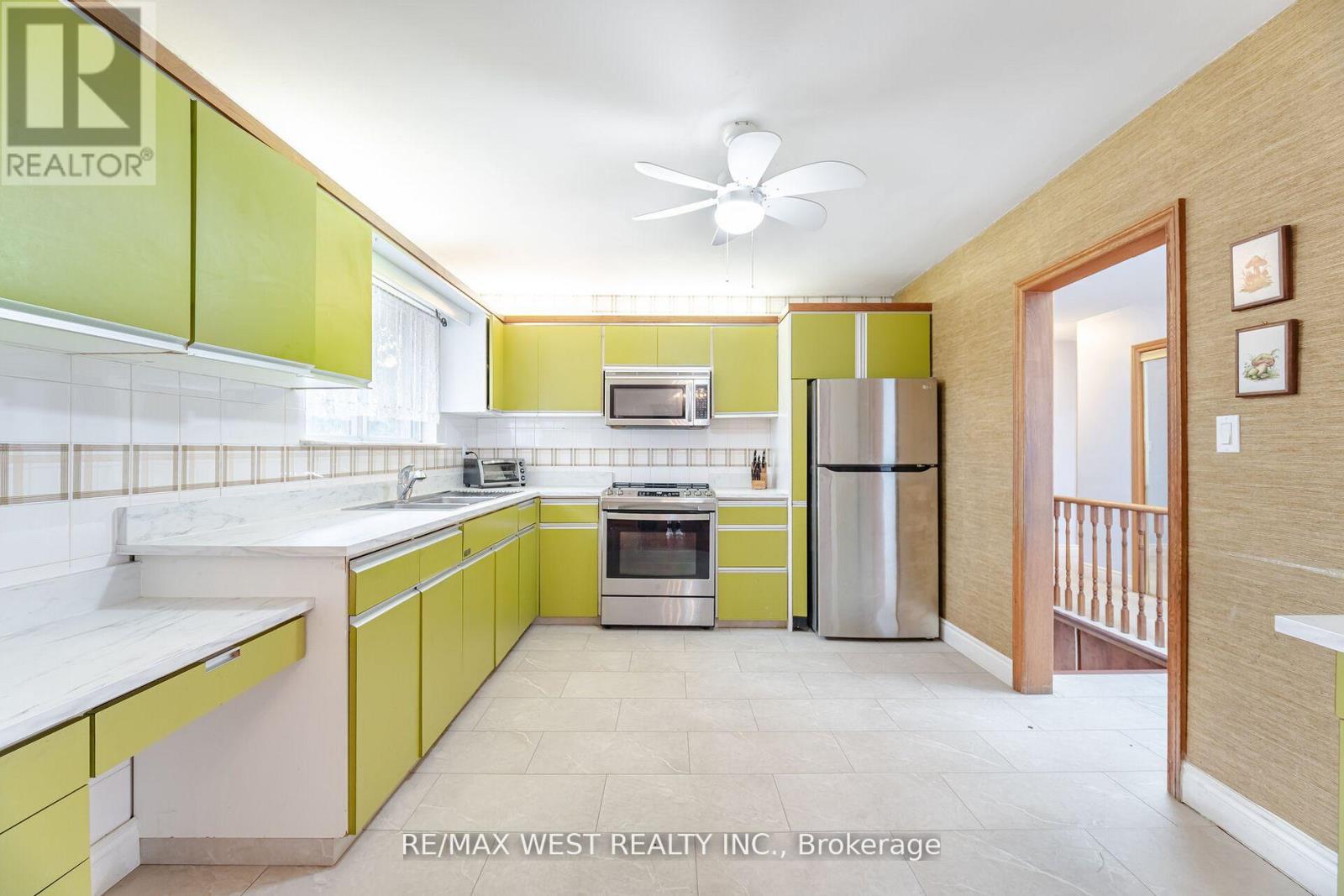 94 Windhill Crescent, Toronto, Ontario  M9M 1Y4 - Photo 13 - W12162938