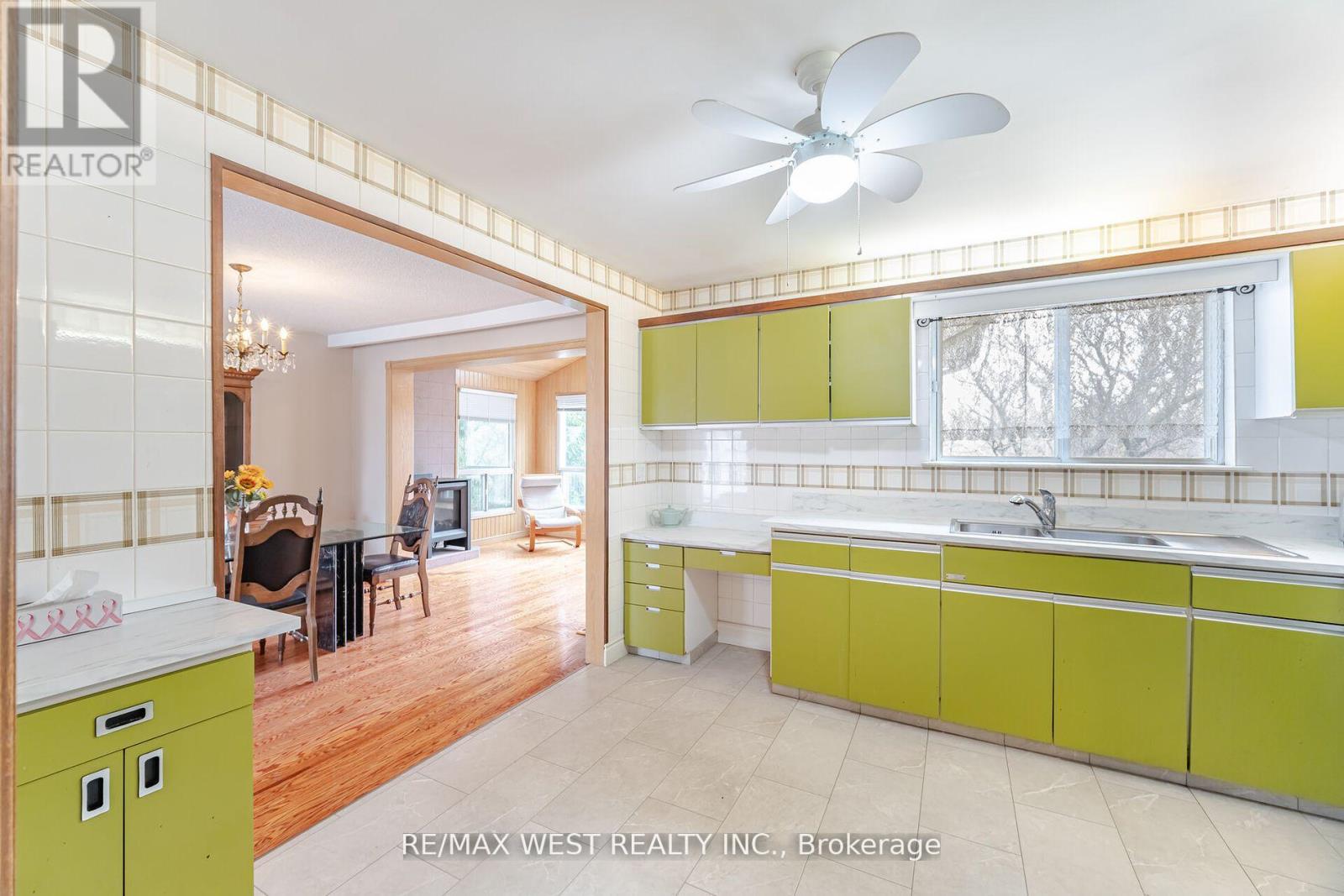 94 Windhill Crescent, Toronto, Ontario  M9M 1Y4 - Photo 14 - W12162938