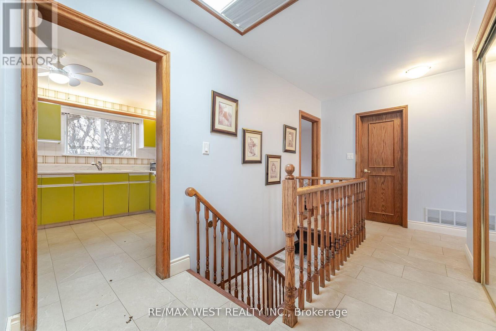 94 Windhill Crescent, Toronto, Ontario  M9M 1Y4 - Photo 19 - W12162938