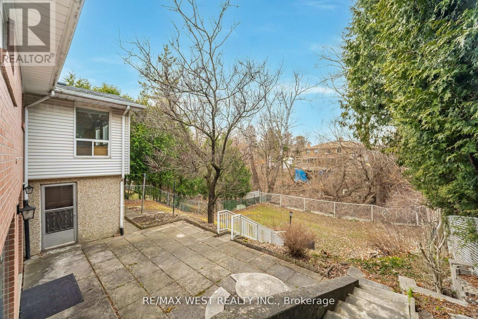 94 Windhill Crescent, Toronto, Ontario  M9M 1Y4 - Photo 26 - W12162938