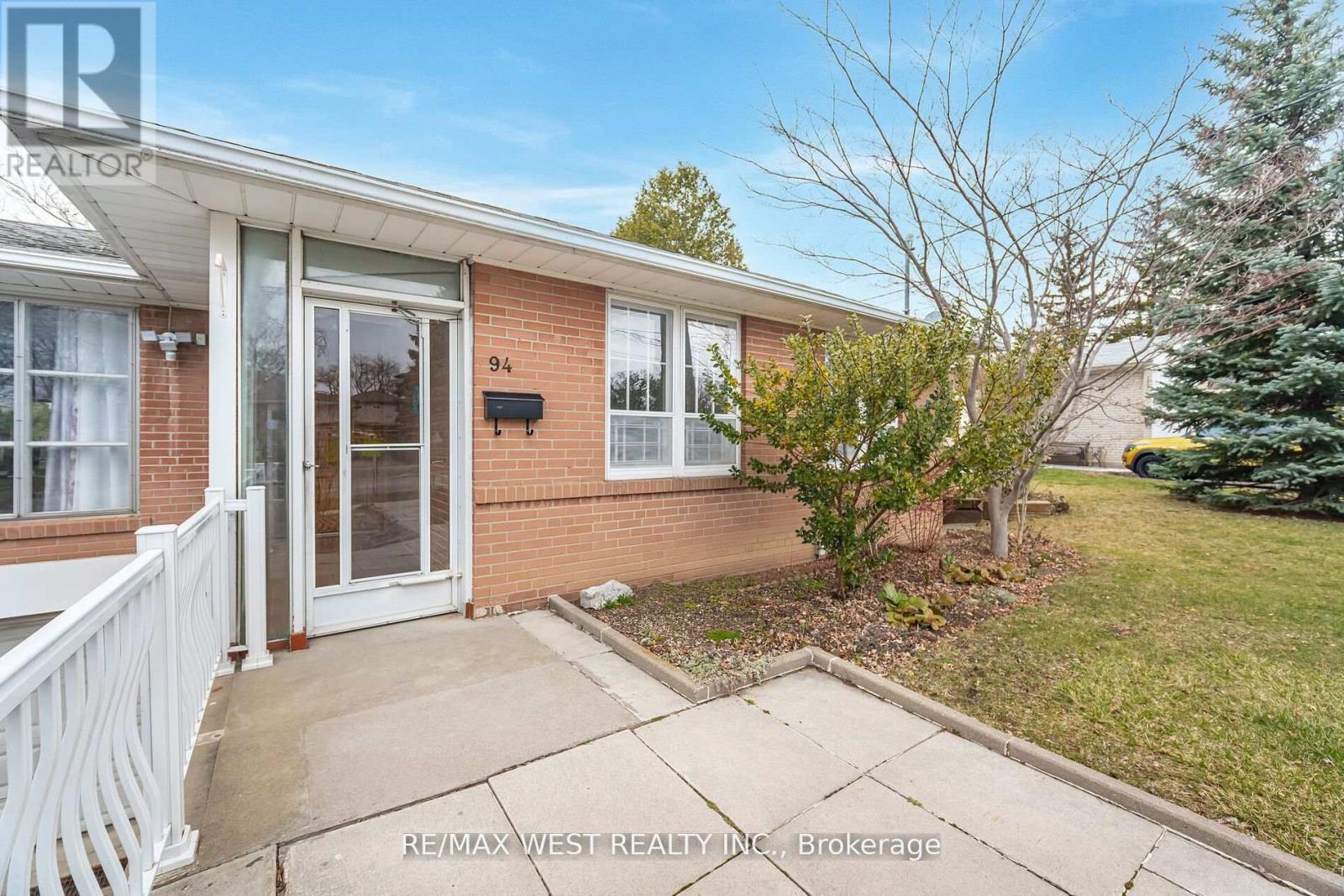 94 Windhill Crescent, Toronto, Ontario  M9M 1Y4 - Photo 3 - W12162938