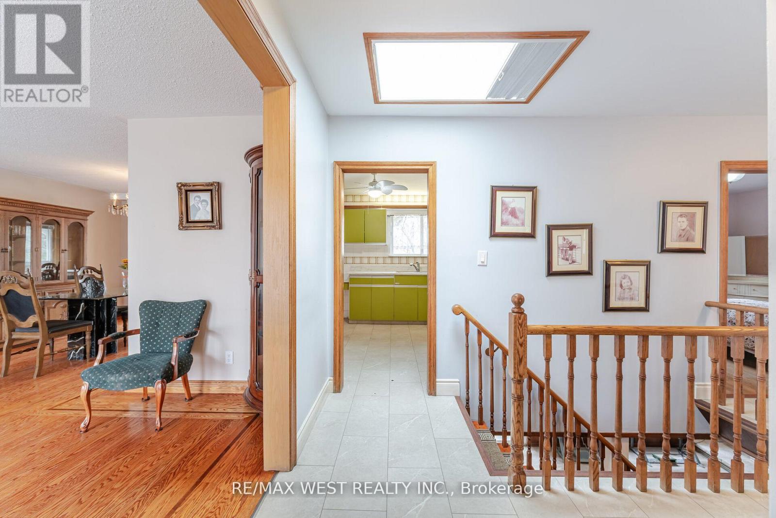 94 Windhill Crescent, Toronto, Ontario  M9M 1Y4 - Photo 4 - W12162938
