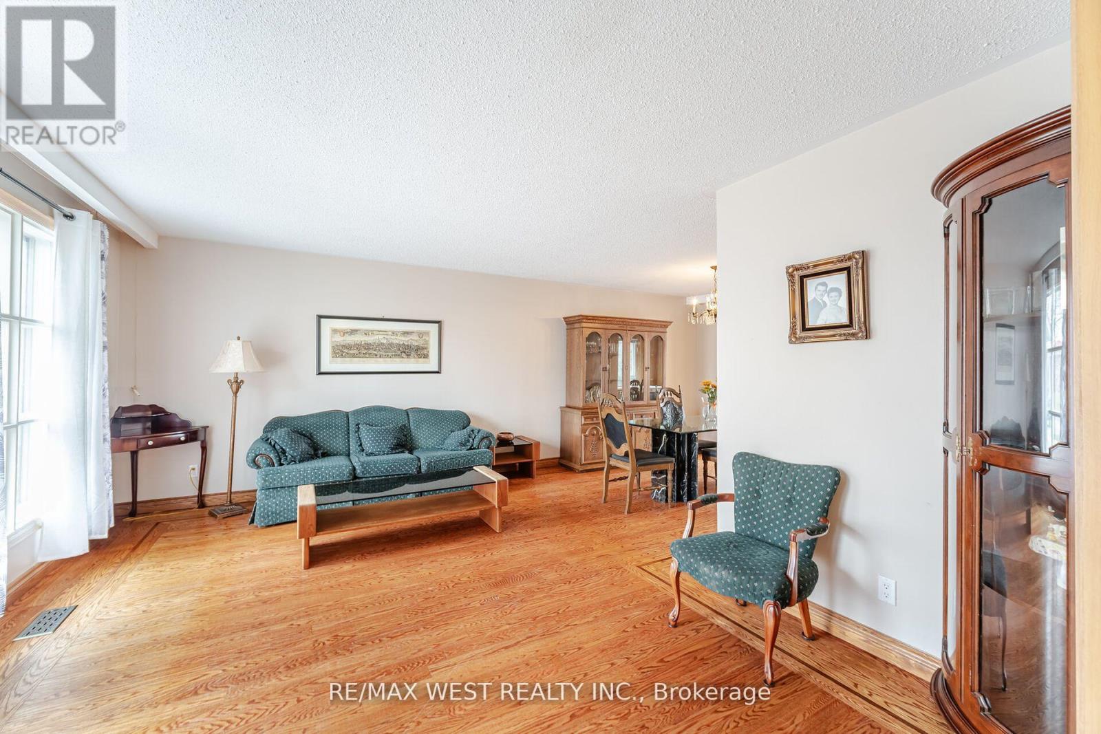 94 Windhill Crescent, Toronto, Ontario  M9M 1Y4 - Photo 5 - W12162938