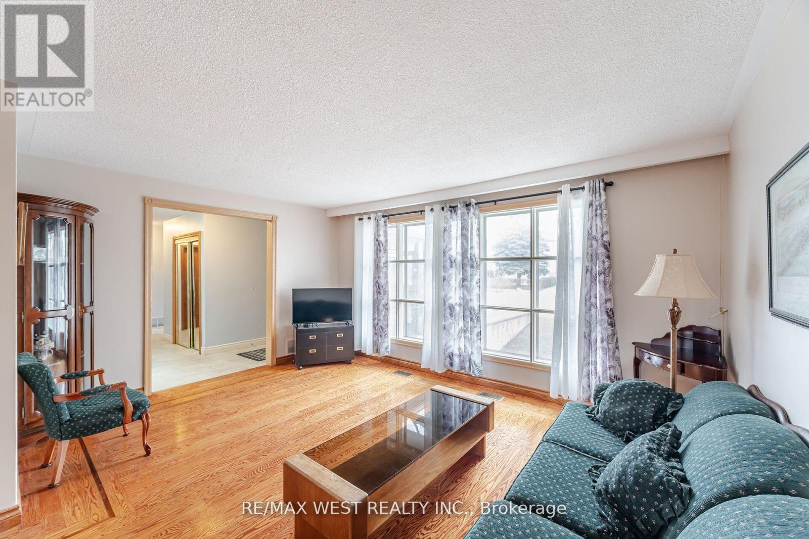 94 Windhill Crescent, Toronto, Ontario  M9M 1Y4 - Photo 6 - W12162938
